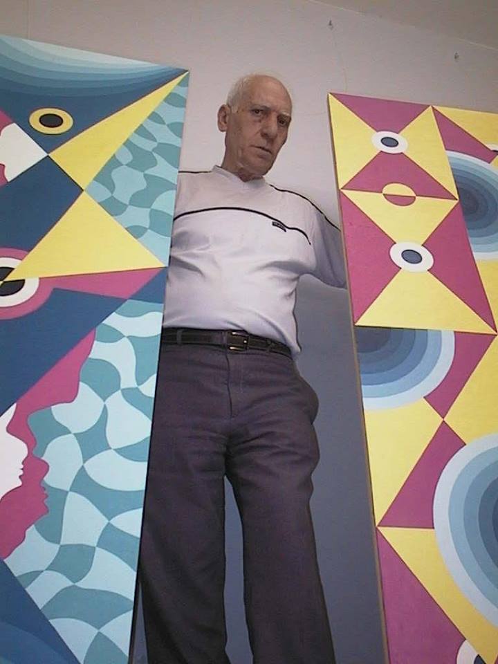 Il Maestro Quirino De Ieso accanto a due sue opere